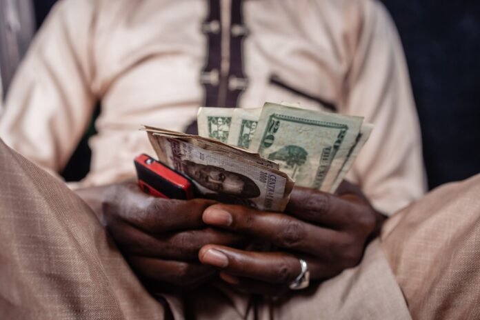 A street currency dealer at a market in Lagos.Photographer: Benson Ibeabuchi/Bloomberg